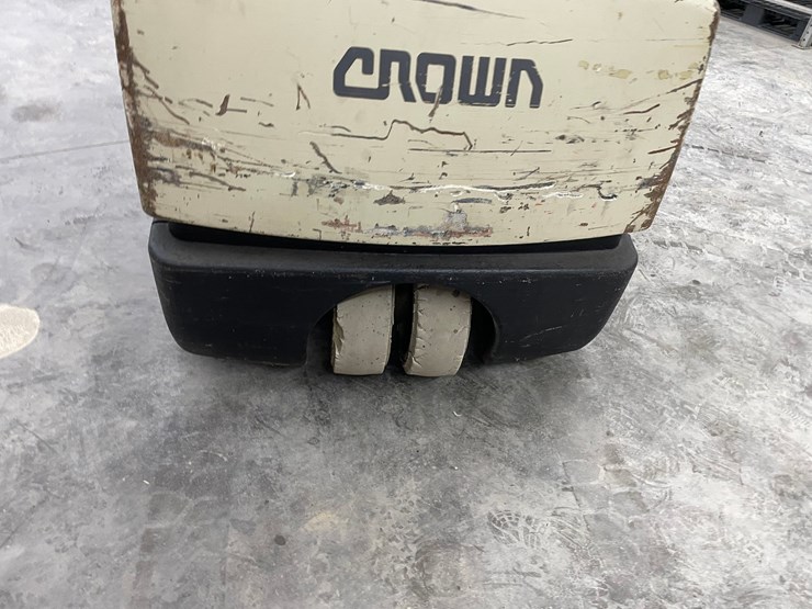#300-•-crown-3,000lbs.-electric-forklift-image-13