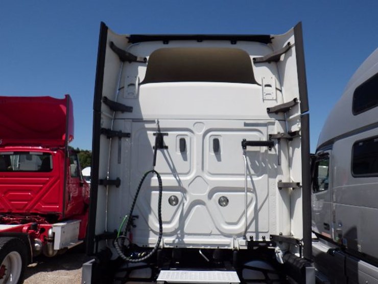 2019-freightliner-cascadia-126-image-12