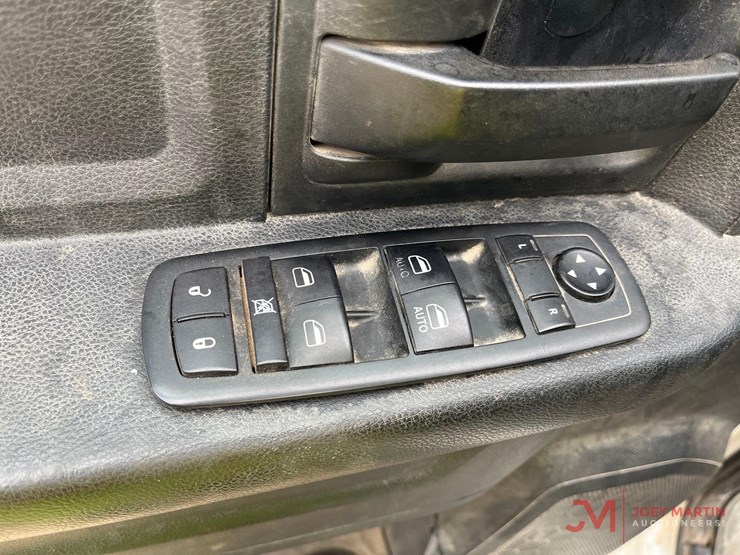 2014-ram-5500-heavy-duty-flat-bed-truck-image-13