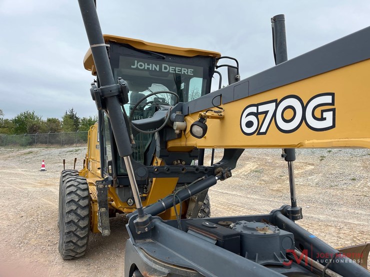 2010-deere-670g-image-16