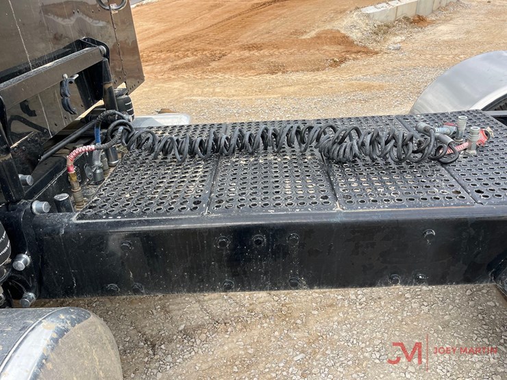 2019-peterbilt-389-image-8