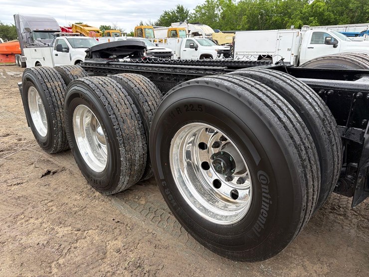 peterbilt-567-image-10