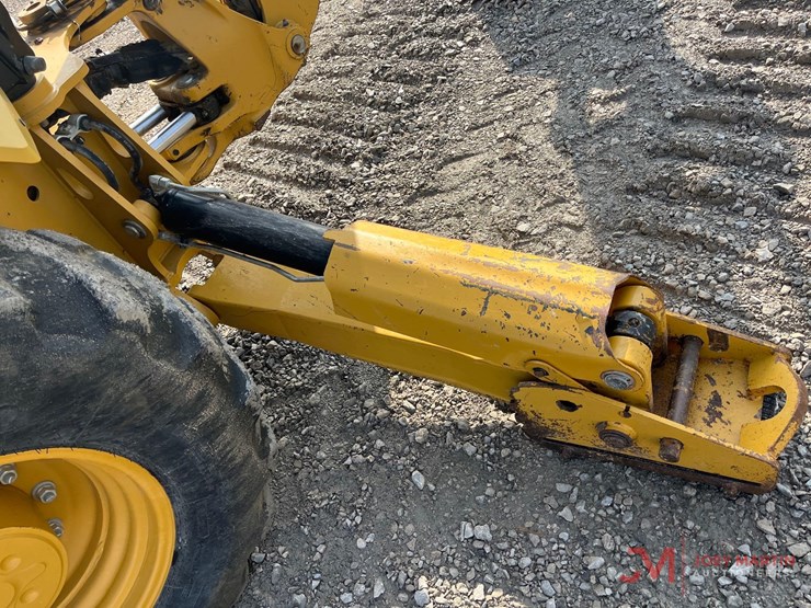 2022-caterpillar-420-image-8