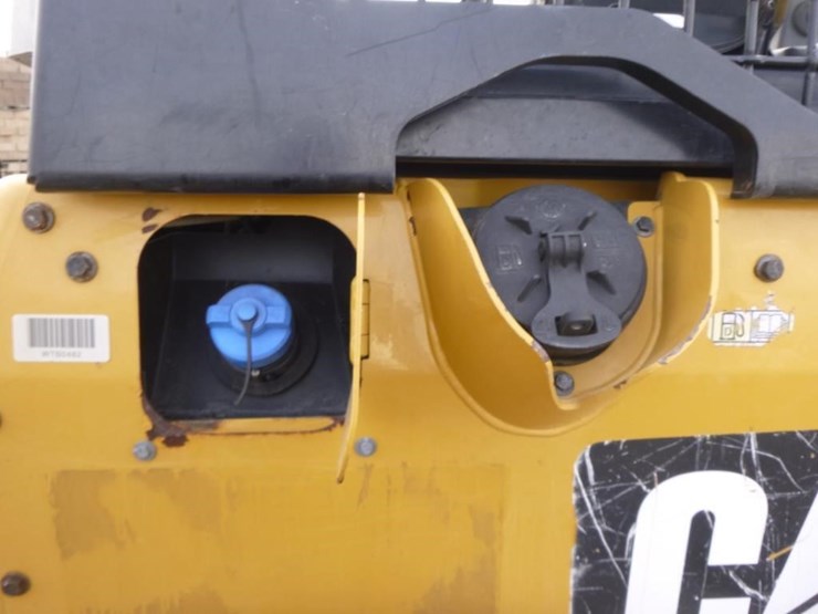 2015-caterpillar-d4k2-lgp-image-32