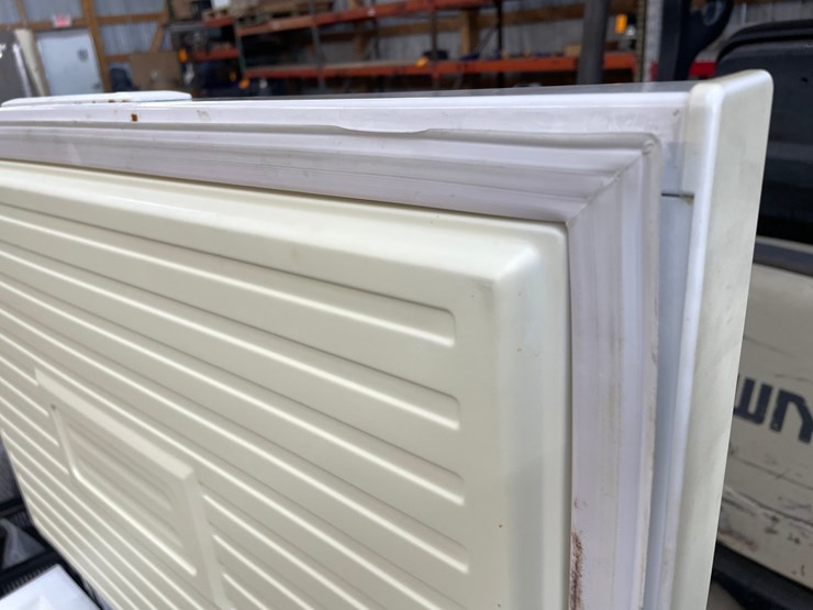 #6720-•-amana-chest-freezer-image-11