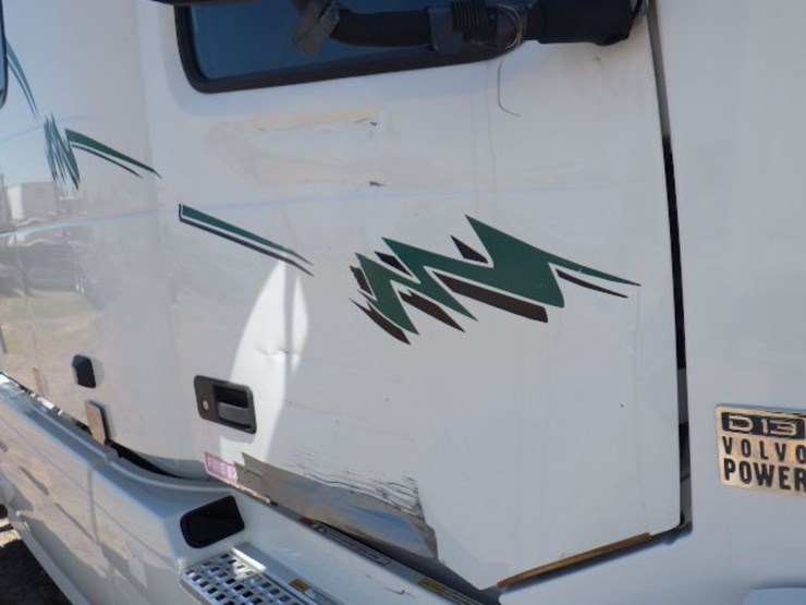 2017-volvo-vnl780-image-5