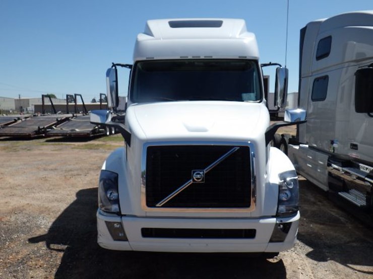 2017-volvo-vnl780-image-2