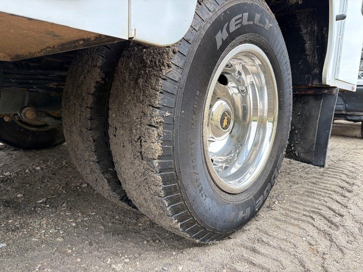 2022-chevrolet-3500-image-11