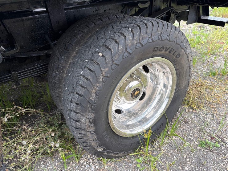 2022-chevrolet-3500-image-9