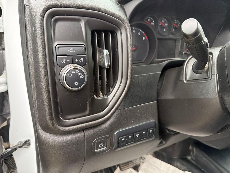 2022-chevrolet-3500-image-21