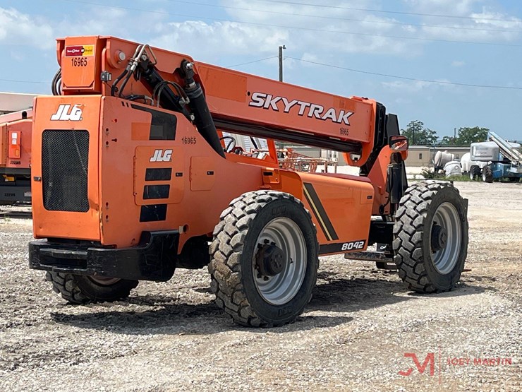 2016-jlg-8042-image-3