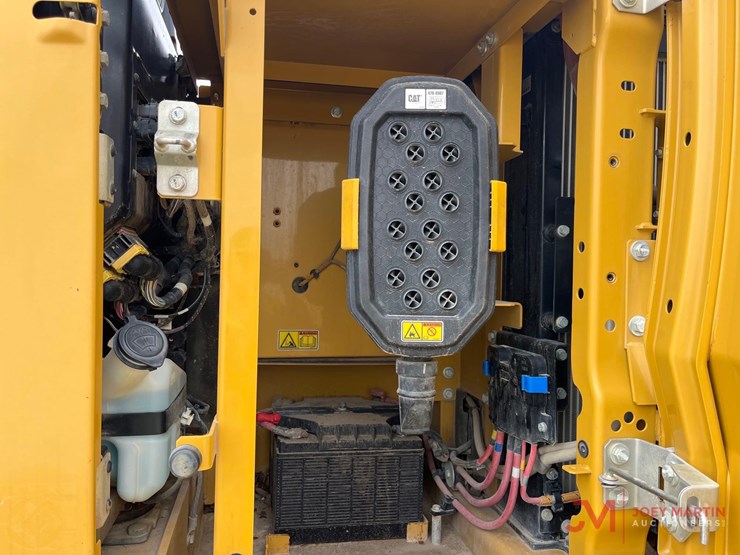 caterpillar-320-image-16