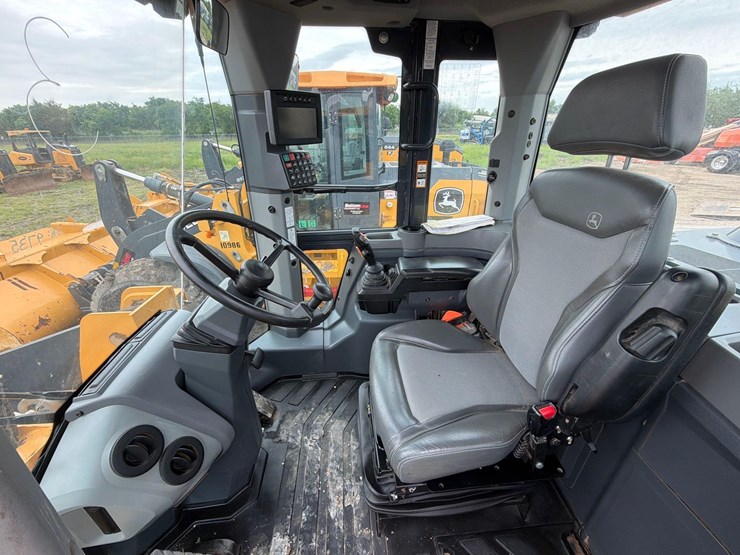 2023-deere-544p-image-11