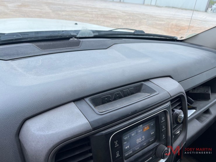 2014-ram-5500-heavy-duty-flat-bed-truck-image-19