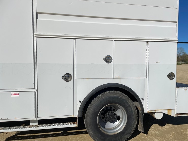 2003-freightliner-fl70-image-32