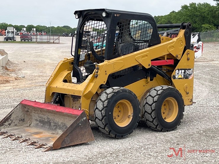 2019-caterpillar-242d-image-5