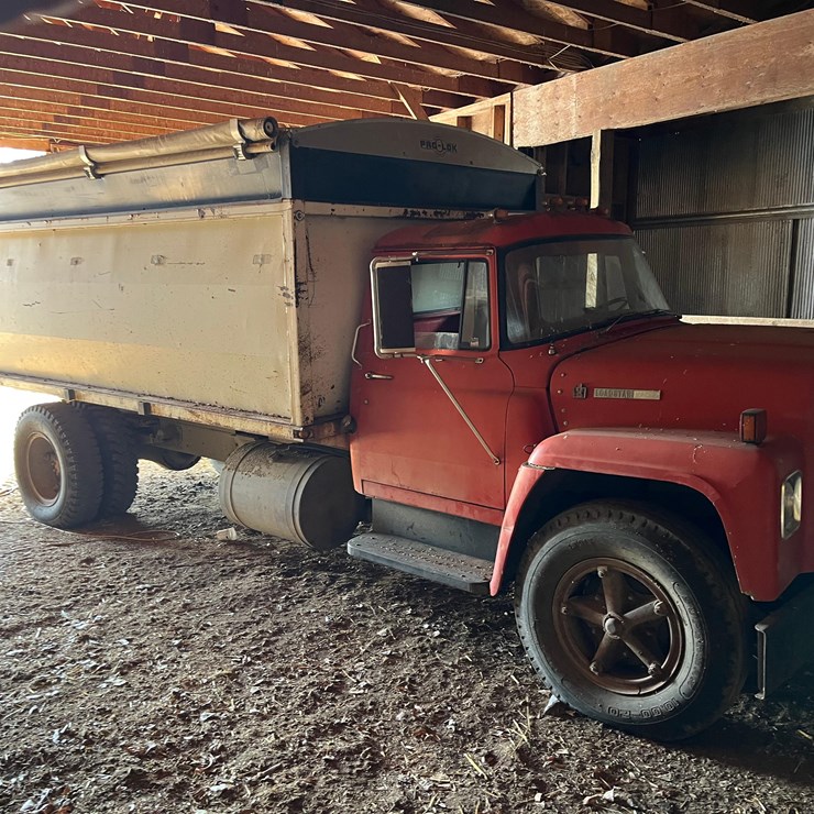 1975 IH 1700  Grain Truck