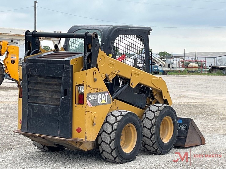 2019-caterpillar-242d-image-3
