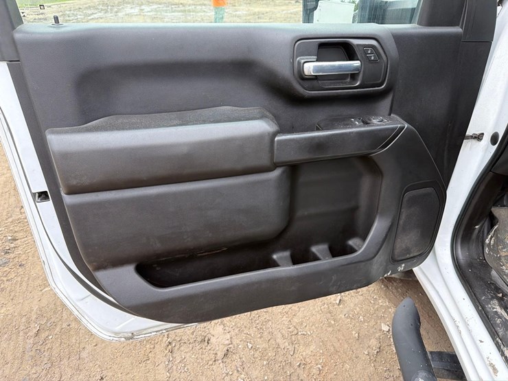2021-chevrolet-3500hd-image-17