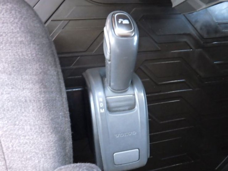 2020-volvo-vnl860-image-21