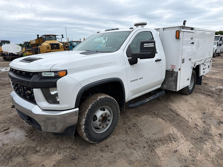 2021-chevrolet-3500hd-image-2