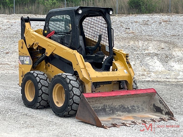 2019-caterpillar-242d-image-1