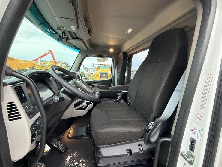 peterbilt-567-image-24