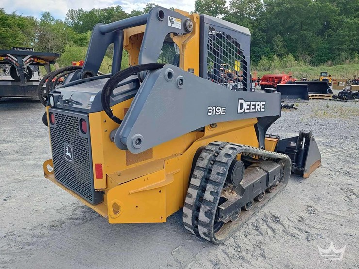 2015-deere-319e-image-3