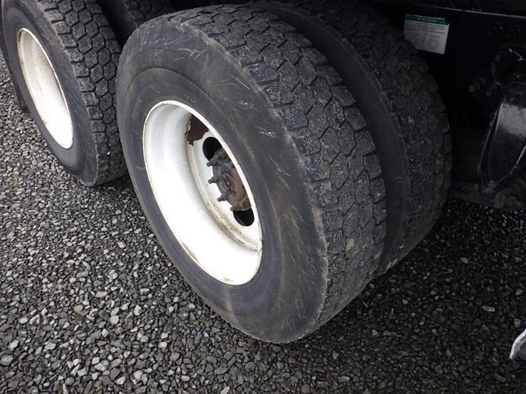 2012-freightliner-cascadia-125-image-24