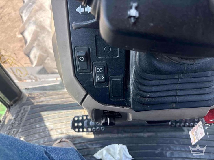 2016-john-deere-6135e-image-15