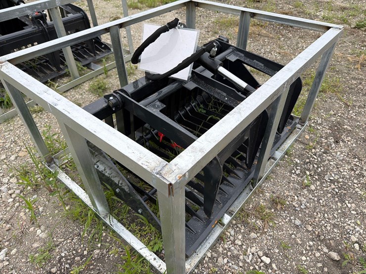 new-landhonor-mrb-72-44w-grapple-bucket-skid-steer-attachment-image-2