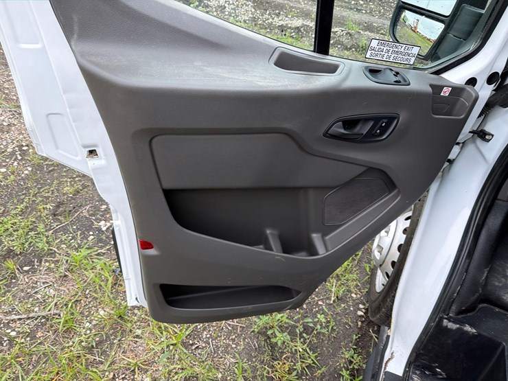 2021-ford-e350-image-17