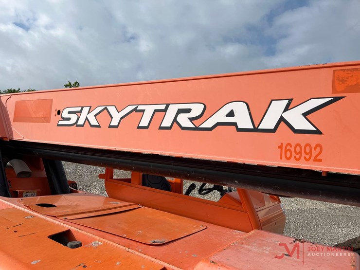 2016-sky-trak-8042-image-14