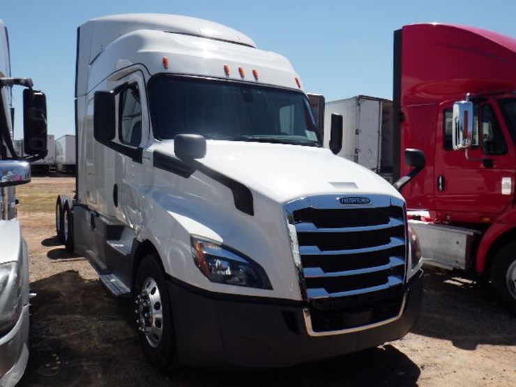 2019-freightliner-cascadia-126-image-3