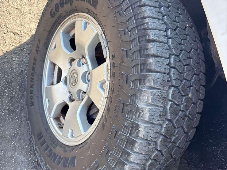 2013-toyota-tacoma-image-23