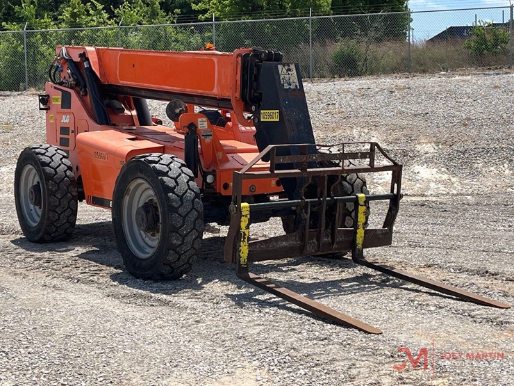 2012-jlg-8042-image-1