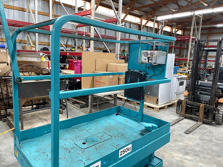 #304-•-2012-airman-encl040-track-drive-scissor-lift-image-15