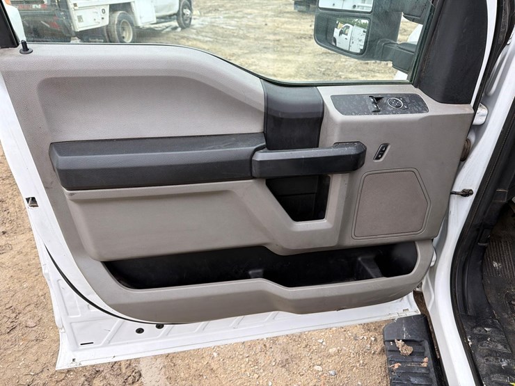 2021-ford-f350-image-10