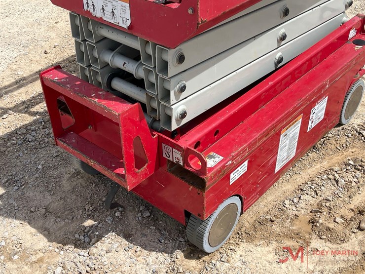 2012-mec-1330-scissor-lift-image-4