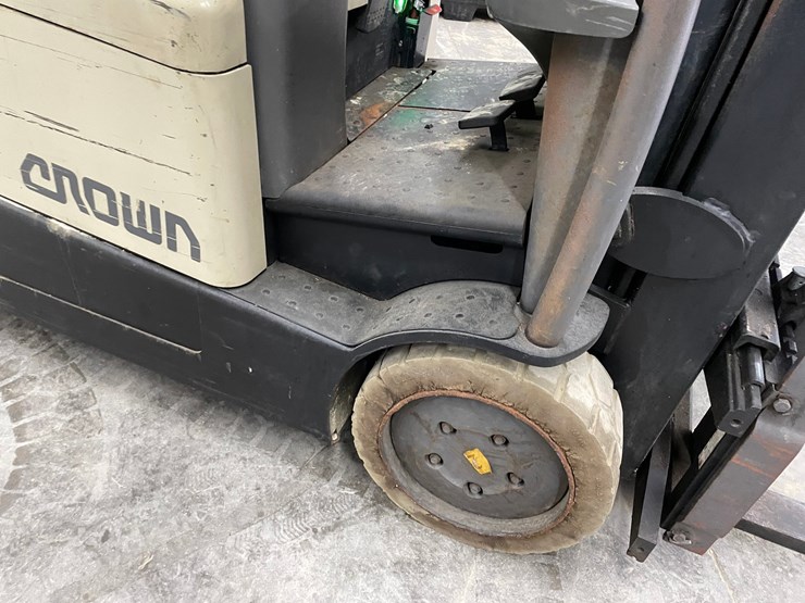 #300-•-crown-3,000lbs.-electric-forklift-image-20