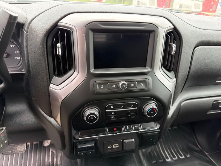 2022-chevrolet-3500-image-21