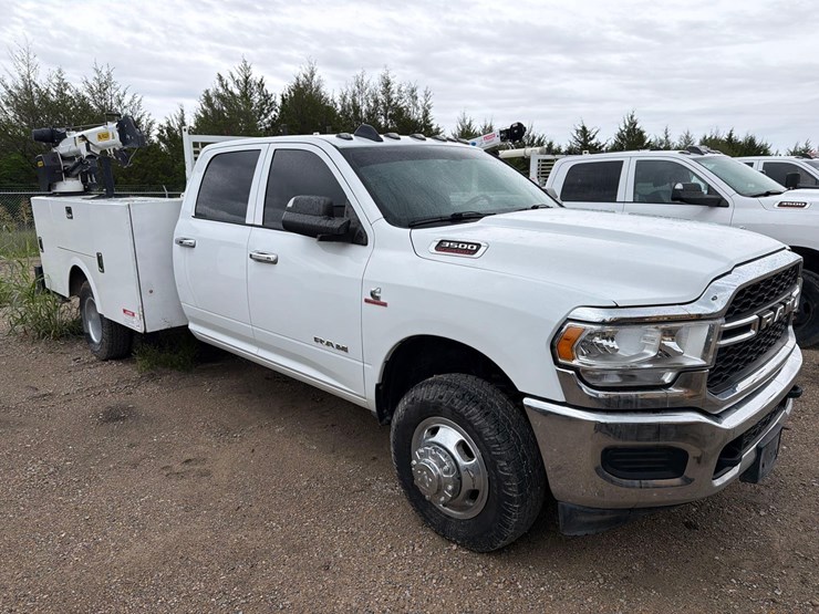 2022-dodge-3500-image-2