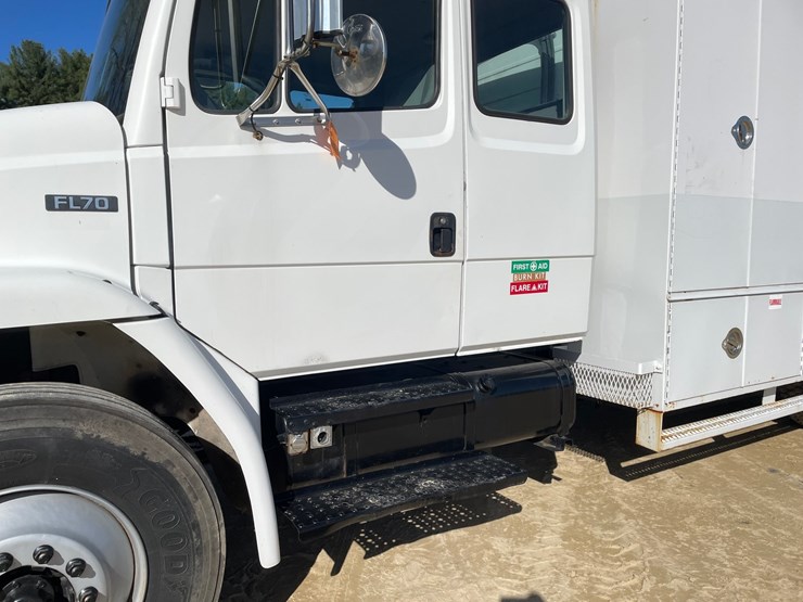 2003-freightliner-fl70-image-26