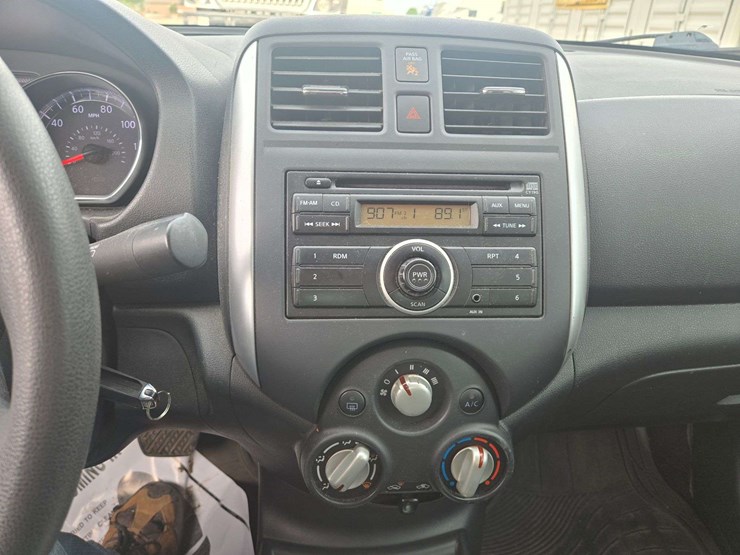 2014-nissan-versa-sv-sedan-4d-image-14