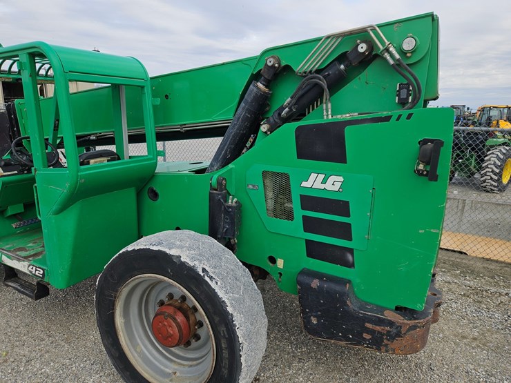 2016-jlg-8042-image-12