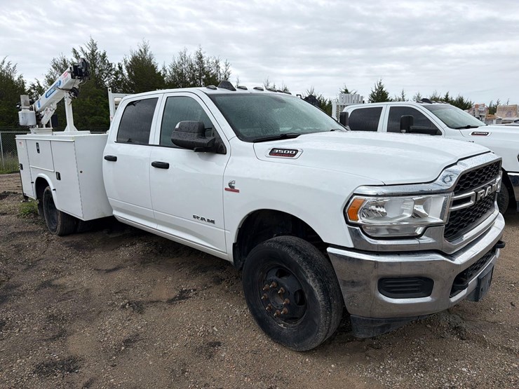 2022-dodge-3500-image-2