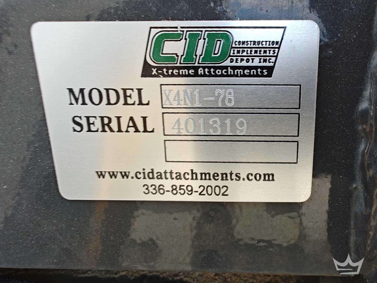 2015-deere-319e-image-18