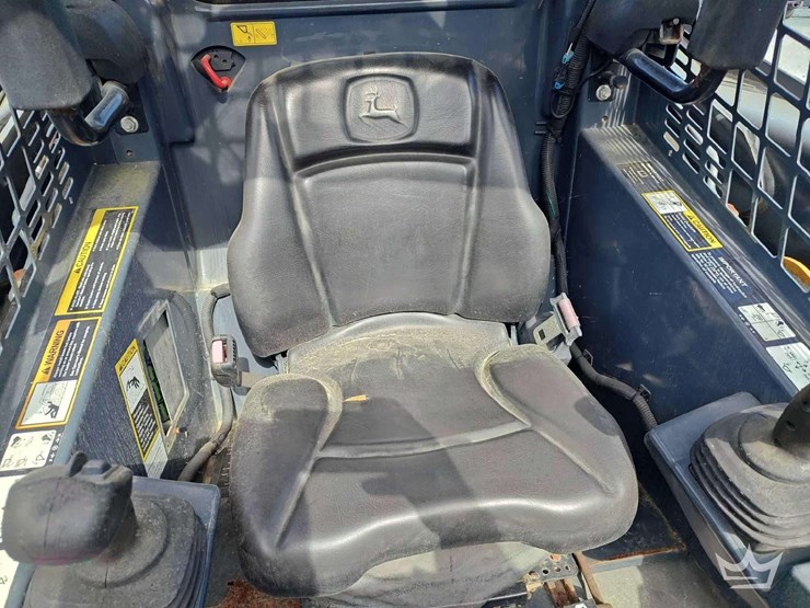 2015-deere-319e-image-15