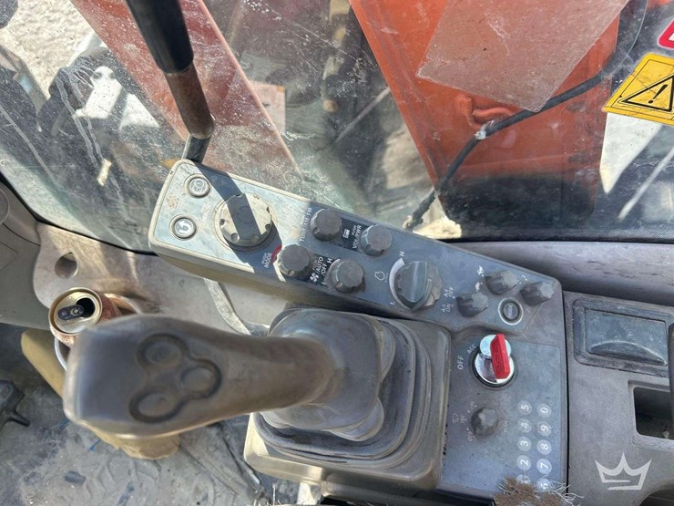 2015-hitachi-zx75us-image-16
