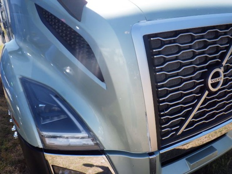 2020-volvo-vnl860-image-5